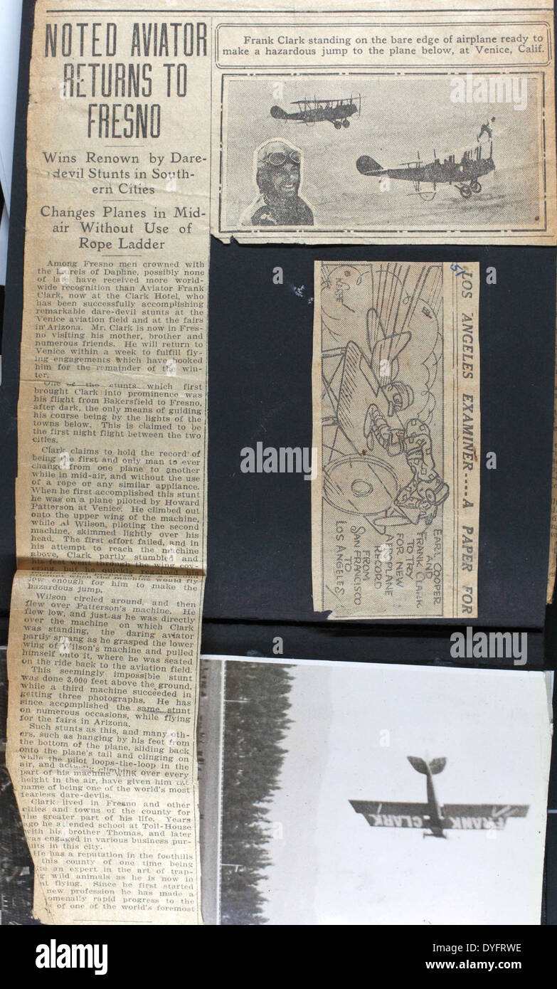 Frank Clarke, un famoso barnstormer, è raffigurato al Chaplin Field mentre esegue un audace volo acrobatico. Le esibizioni di Clarke all'inizio del XX secolo furono significative nel movimento barnstorming e nei film di Hollywood con acrobazie aeree. Foto Stock