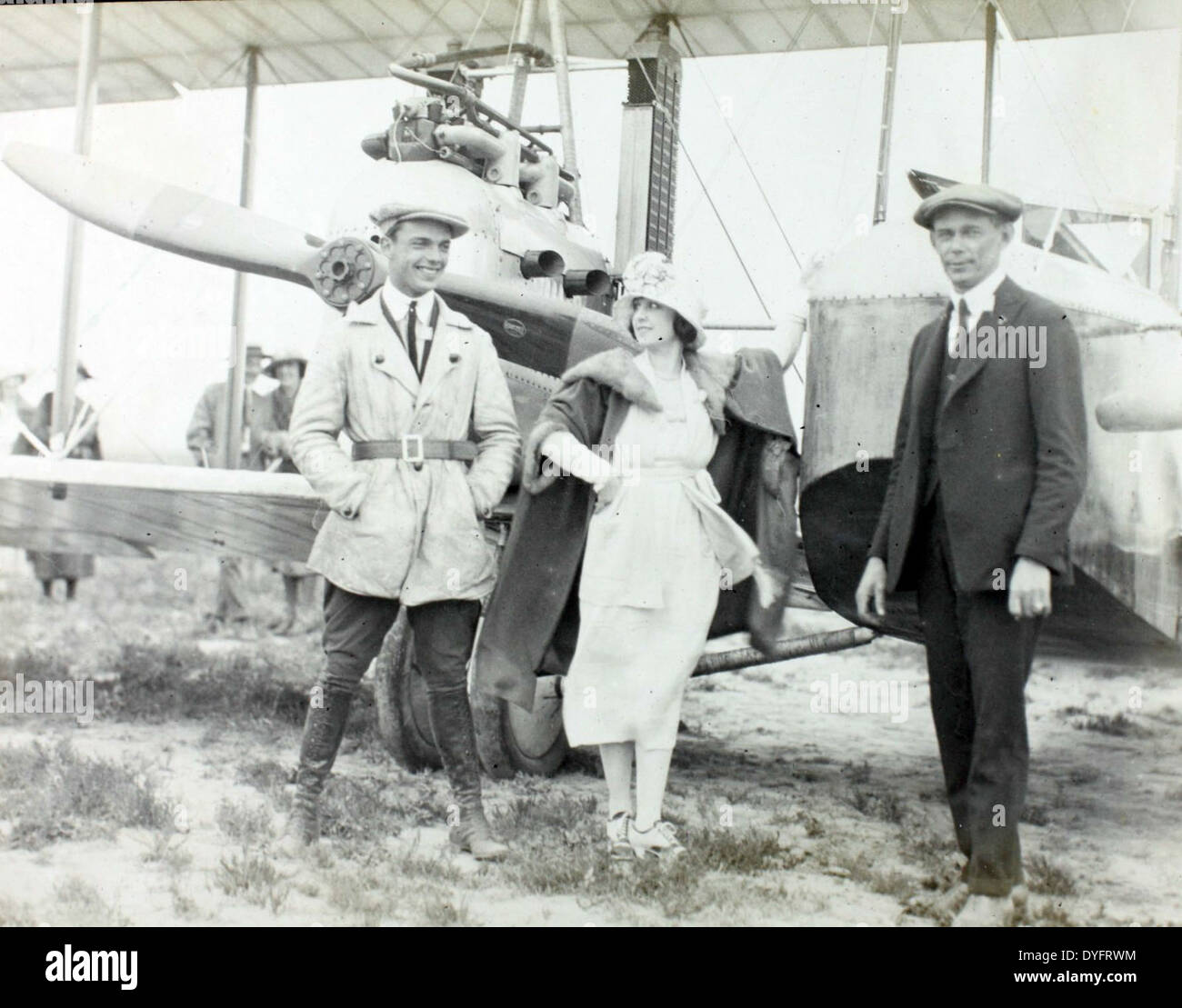 Frank Clarke, un famoso barnstormer e volantino acrobatico, è raffigurato in questa foto al Chaplin Field. Conosciuto per le sue audaci esibizioni aeree, Clarke divenne una figura di spicco nei film di Hollywood che mostravano l'emozionante mondo del volo acrobatico. Foto Stock