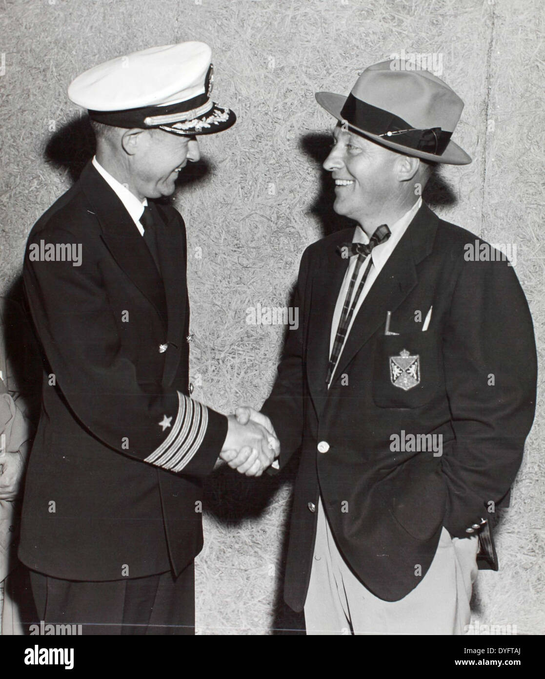 Questa immagine mostra Bing Crosby al NAS Alameda Station Theatre in California, dove intratteneva le truppe durante la seconda guerra mondiale. Crosby era un avido sostenitore dell'esercito e ha eseguito numerosi spettacoli uso per aumentare il morale tra soldati e aviatori durante lo sforzo bellico. Foto Stock