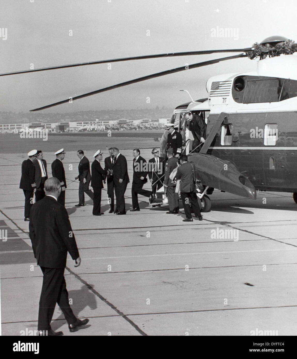 Fotografia della Collezione speciale Constantine Karaberis, raffigurante Constantine Karaberis che saluta il presidente Johnson al Lindbergh Field di San Diego. L'immagine cattura un momento notevole nella storia dell'aviazione. Foto Stock