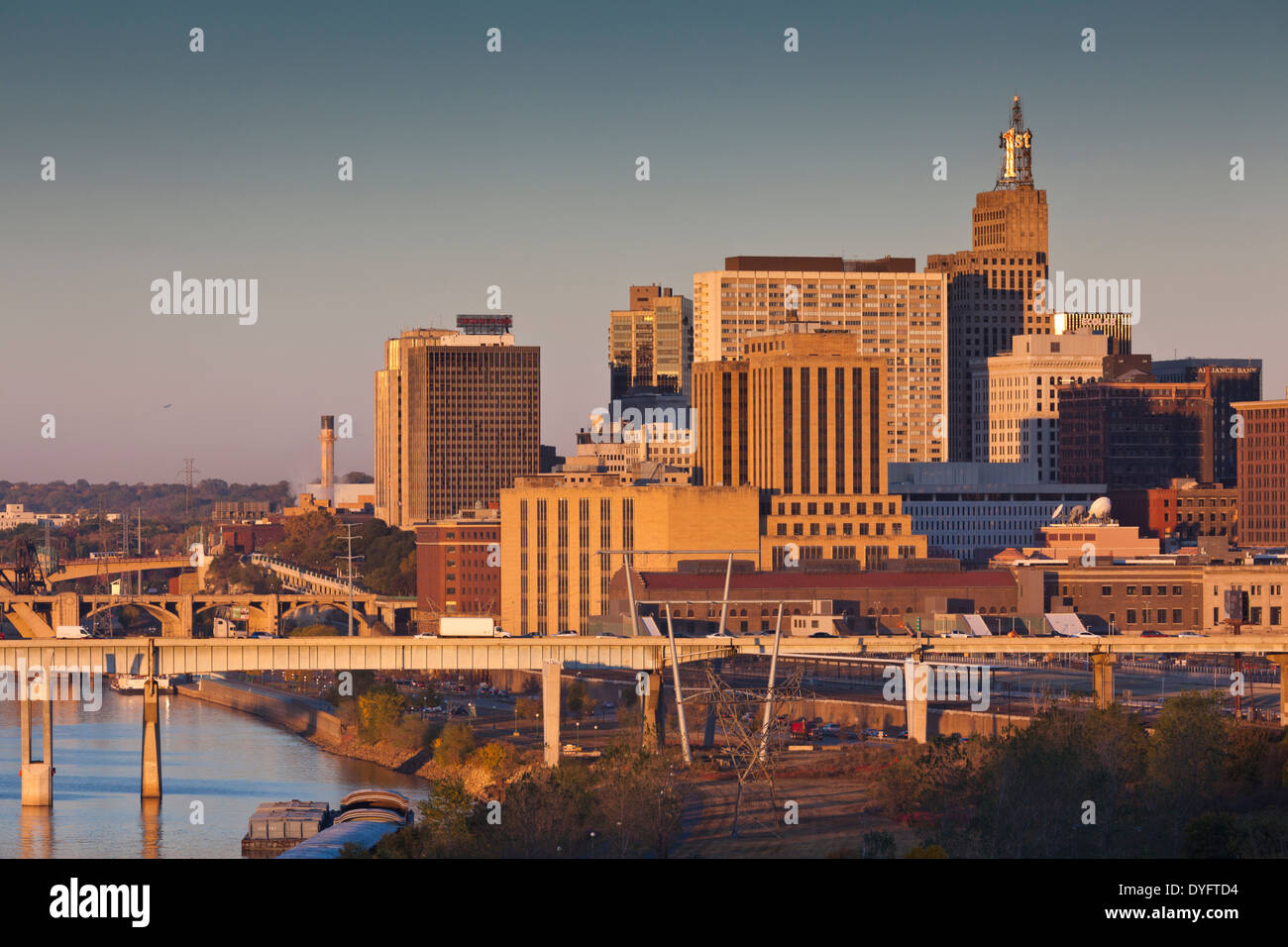 Stati Uniti d'America, Minnesota, Minneapolis, St. Paul, elevati skyline da indiano tumuli all'alba Foto Stock