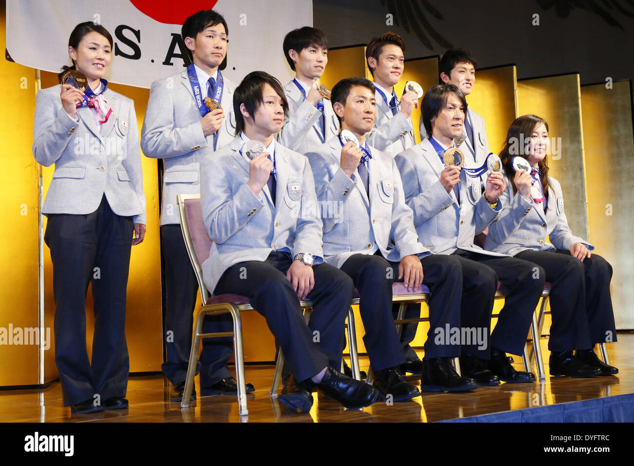 (Riga superiore L-R) L'Ayana Onozuka, Taku Hiraoka Daiki Ito, Taku Takeuchi, Reruhi Shimizu, (riga inferiore L-R) Ayumu Hirano, Noriaki Kasai, Akito Watabe, Tomoka Takeuchi, Aprile 16, 2014 : Sochi Olympic medaglia onore cerimonia si è svolta presso il Tokyo Prince hotel a Tokyo, Giappone. © AFLO SPORT/Alamy Live News Foto Stock