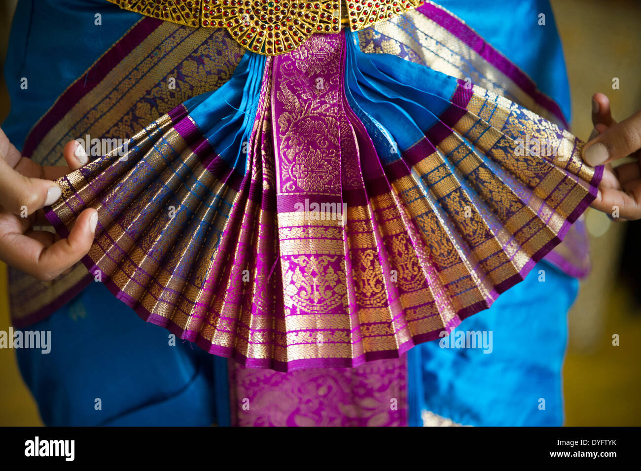 Dettaglio del vestito in costume per la danza indiana Foto Stock
