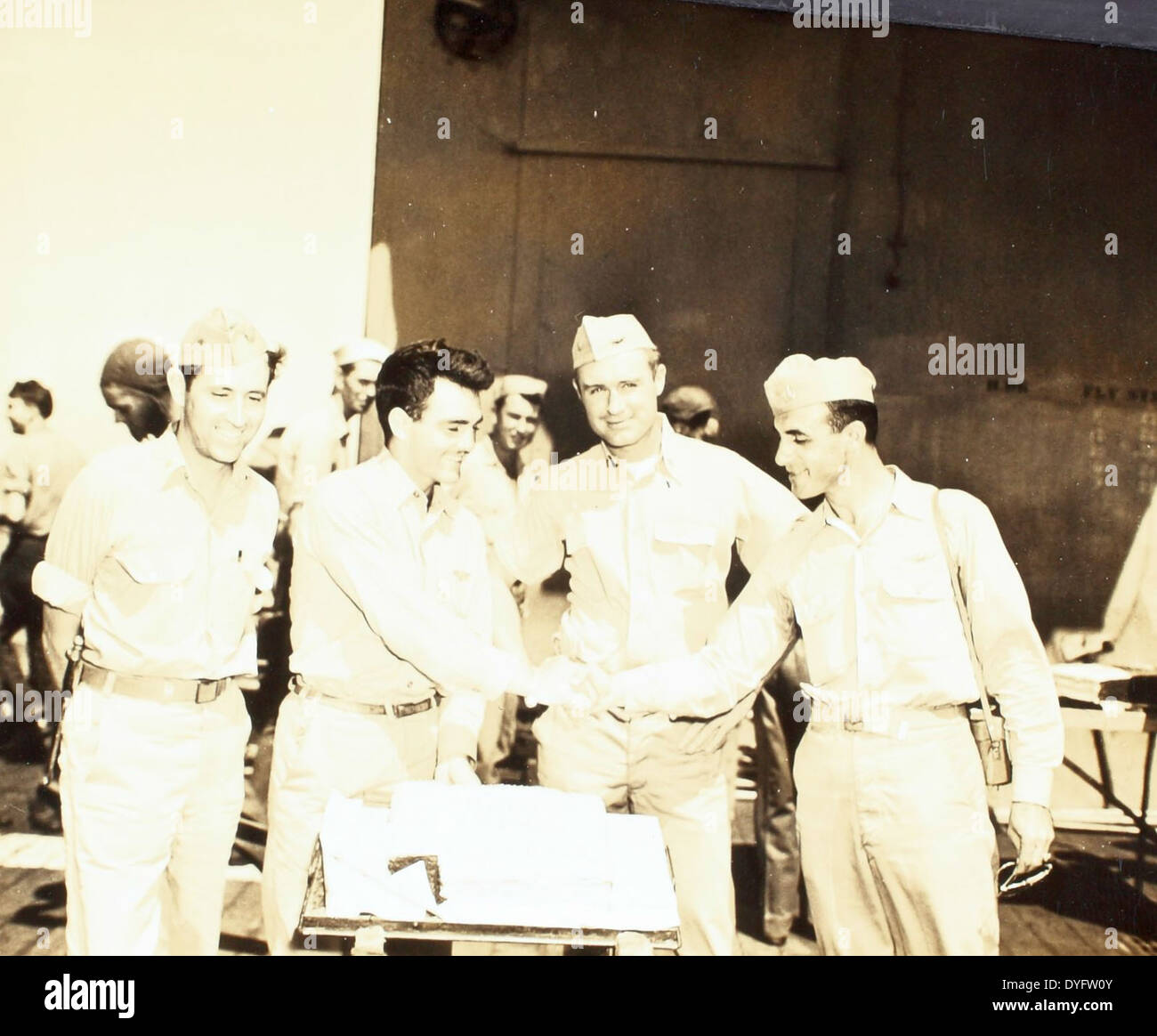 Questa foto commemora il 10.000esimo sbarco a bordo della USS Wake Island, catturata dalla Constantine Karaberis Special Collection, evidenziando questo successo navale. Foto Stock