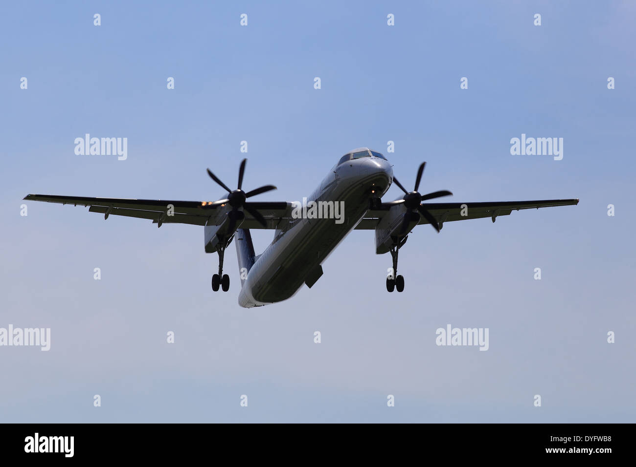 Dehavilland DHC-8-402 C-GLQN sull approccio finale all Aeroporto Internazionale di Ottawa YOW Canada, 6 Luglio 2013 Foto Stock