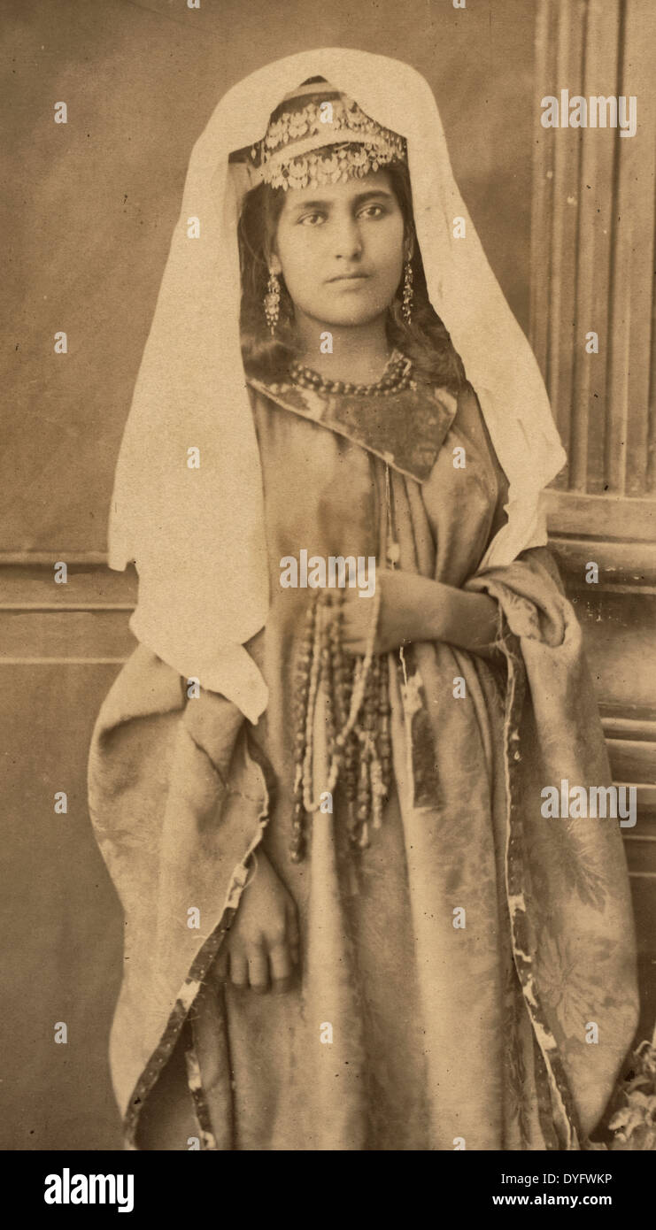 Famme de Bethlem - donna da Gerusalemme, tre quarti di lunghezza verticale, in piedi, rivolto verso la parte anteriore, tenendo rosari, circa 1880 Foto Stock