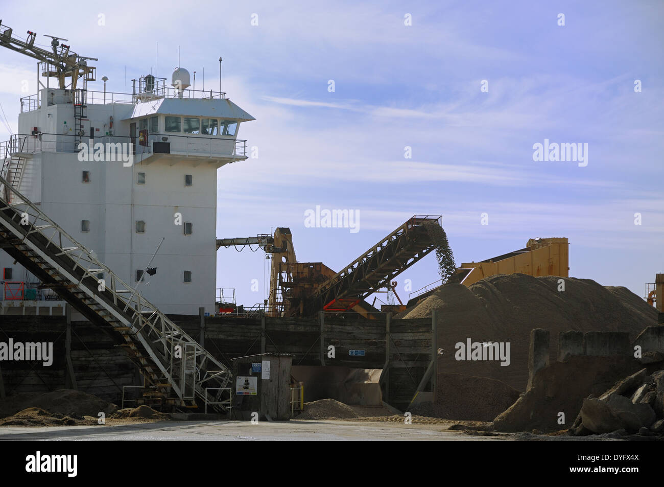 Ghiaia e Sabbia scaricati dalla nave formando una grande tumulo, Southampton, Inghilterra Foto Stock