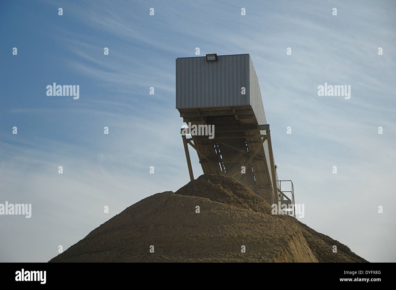 Ghiaia e Sabbia scaricati dalla nave formando una grande tumulo, Southampton, Inghilterra Foto Stock