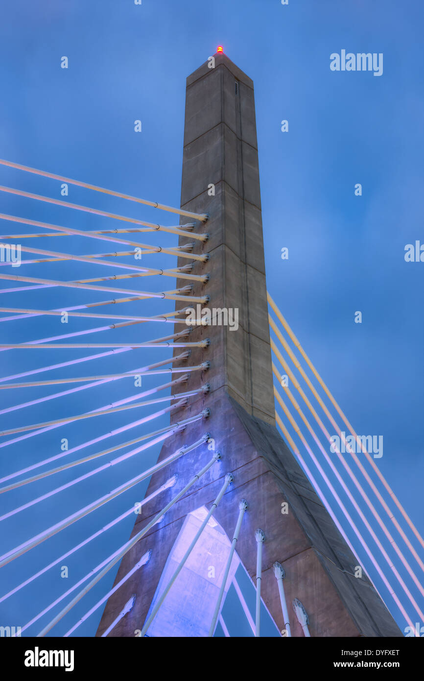 Il cielo comincia a schiarire durante la mattina crepuscolo dietro una torre di sospensione del Leonard P. Zakim Bunker Hill Memorial Bridge. Foto Stock