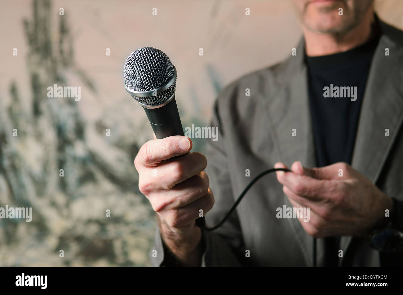 L'uomo intervistando il microfono di puntamento in telecamera Foto Stock