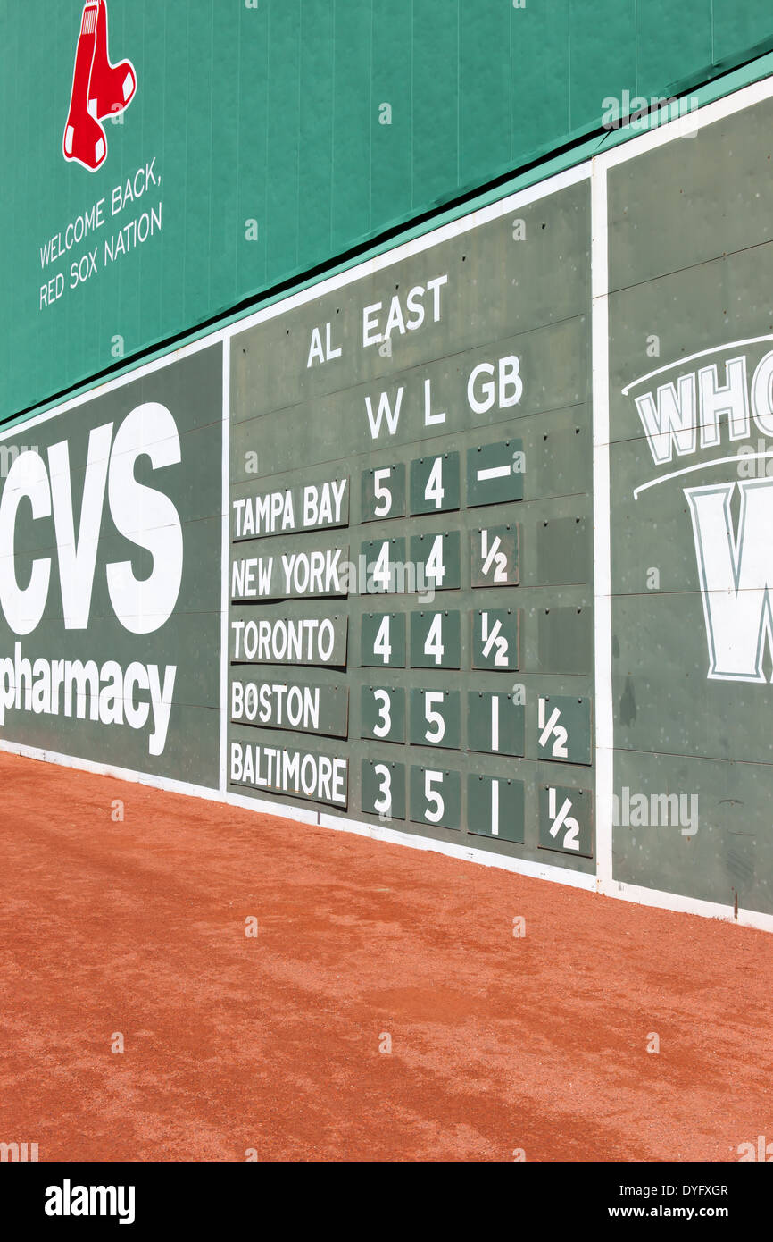 Scoreboard mostra la corrente American League East classifica sul mostro verde in Fenway Park di Boston, Massachusetts. Foto Stock