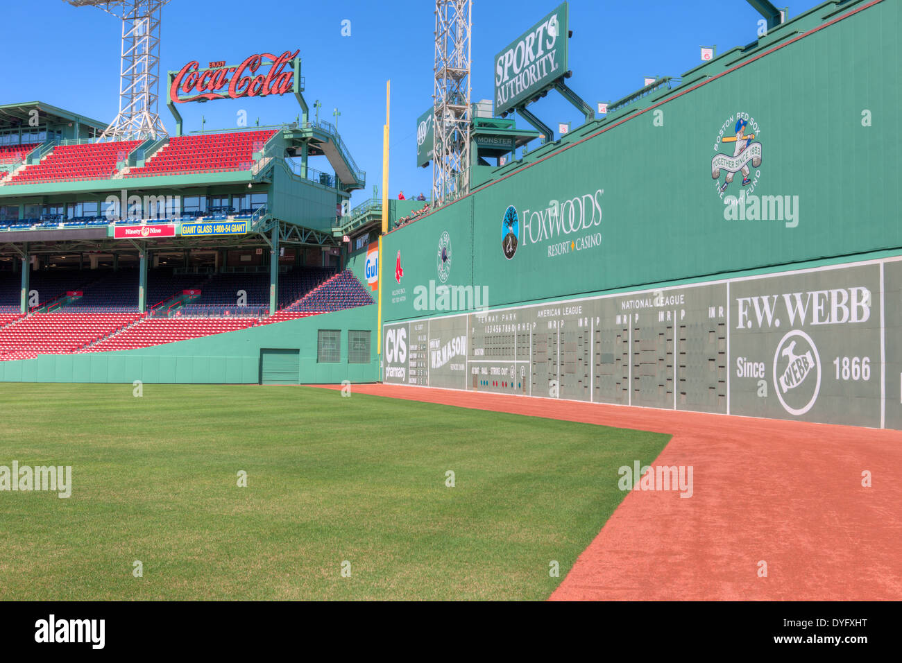Il mostro verde, il famoso campo di sinistra parete, troneggia sul campo in iconico Fenway Park di Boston, Massachusetts. Foto Stock