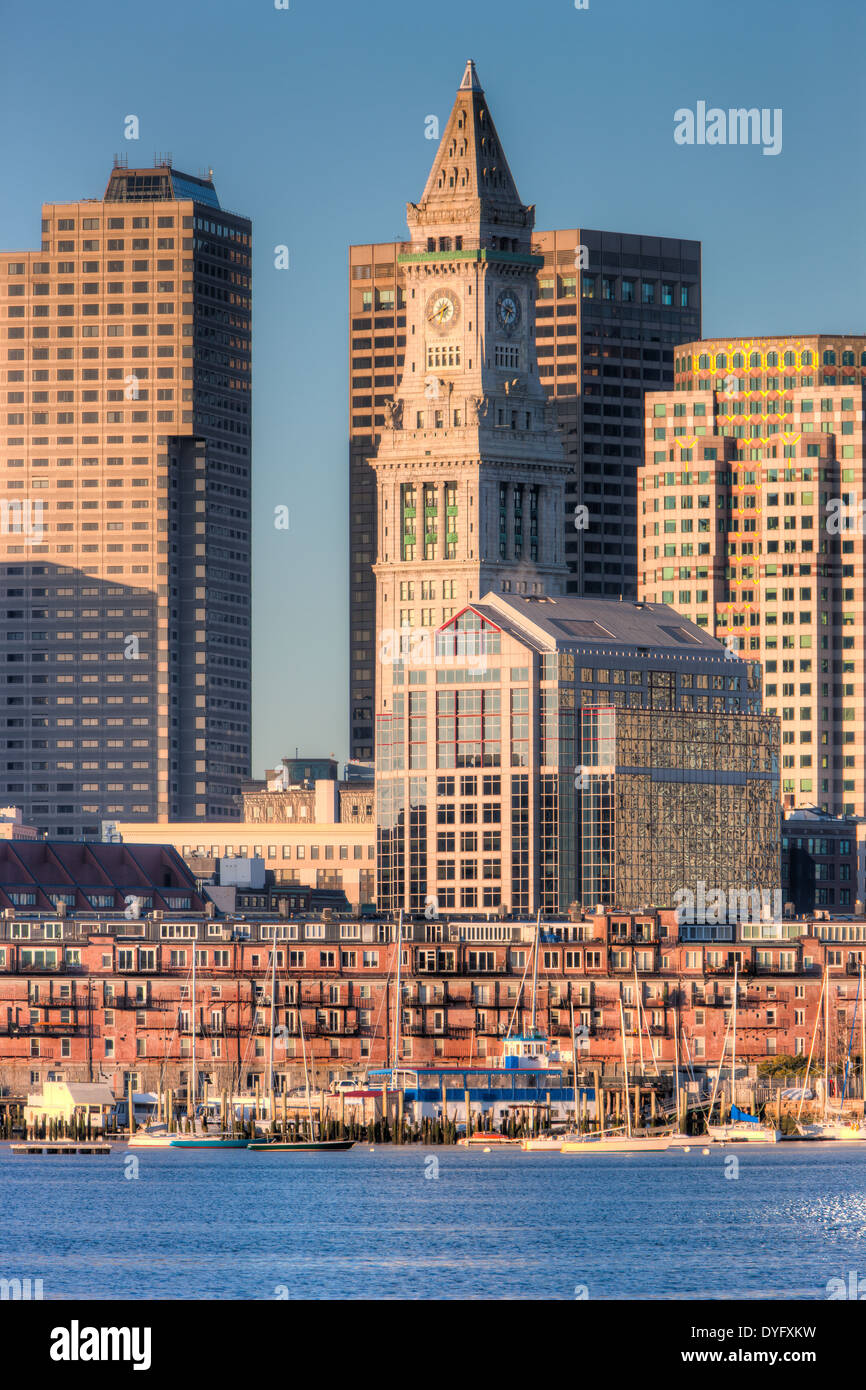 Una mattina in vista del Custom House Torre, il quartiere finanziario e il basso e pontili sul lungomare di Boston, Massachusetts. Foto Stock