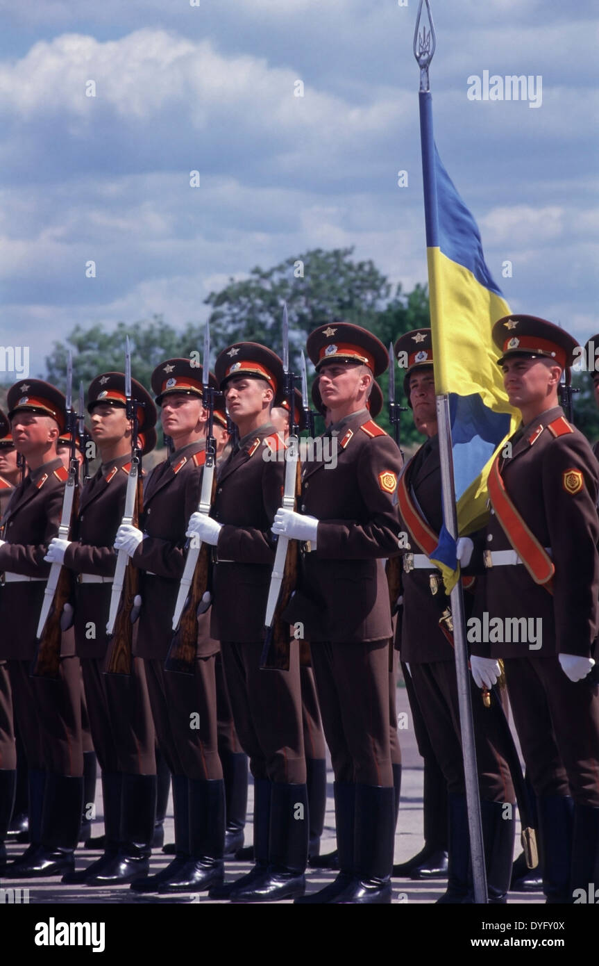 Guardia d'onore di soldati ukrainiens presso l attenzione per l arrivo di U.S. Il Segretario della Difesa, Les Aspin, Kiev, Ucraina, 1993 Foto Stock