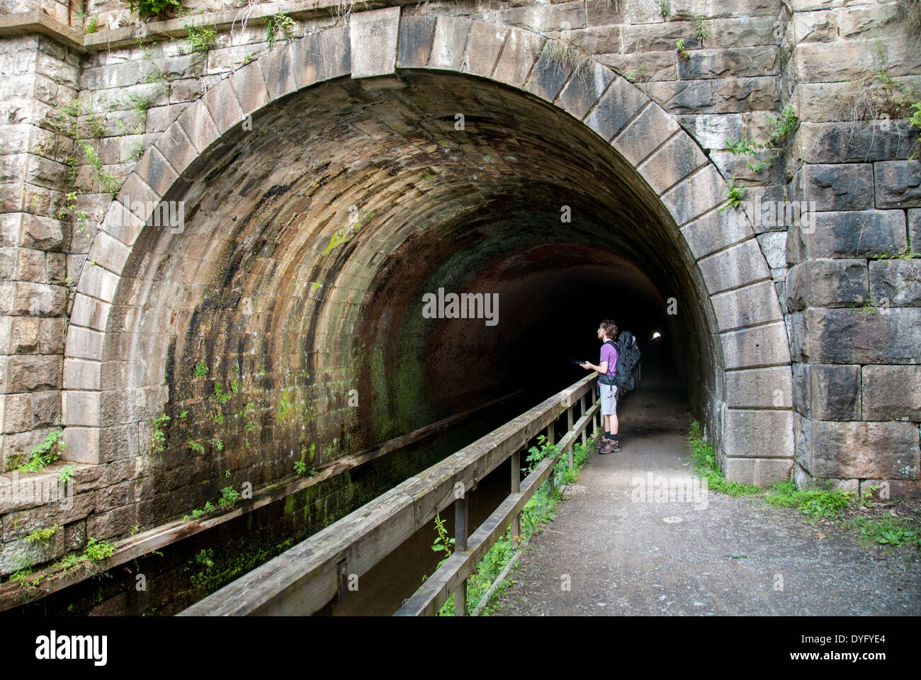 Uomo con zaino in Paw Paw Tunnel C&O Canal alzaia Foto Stock