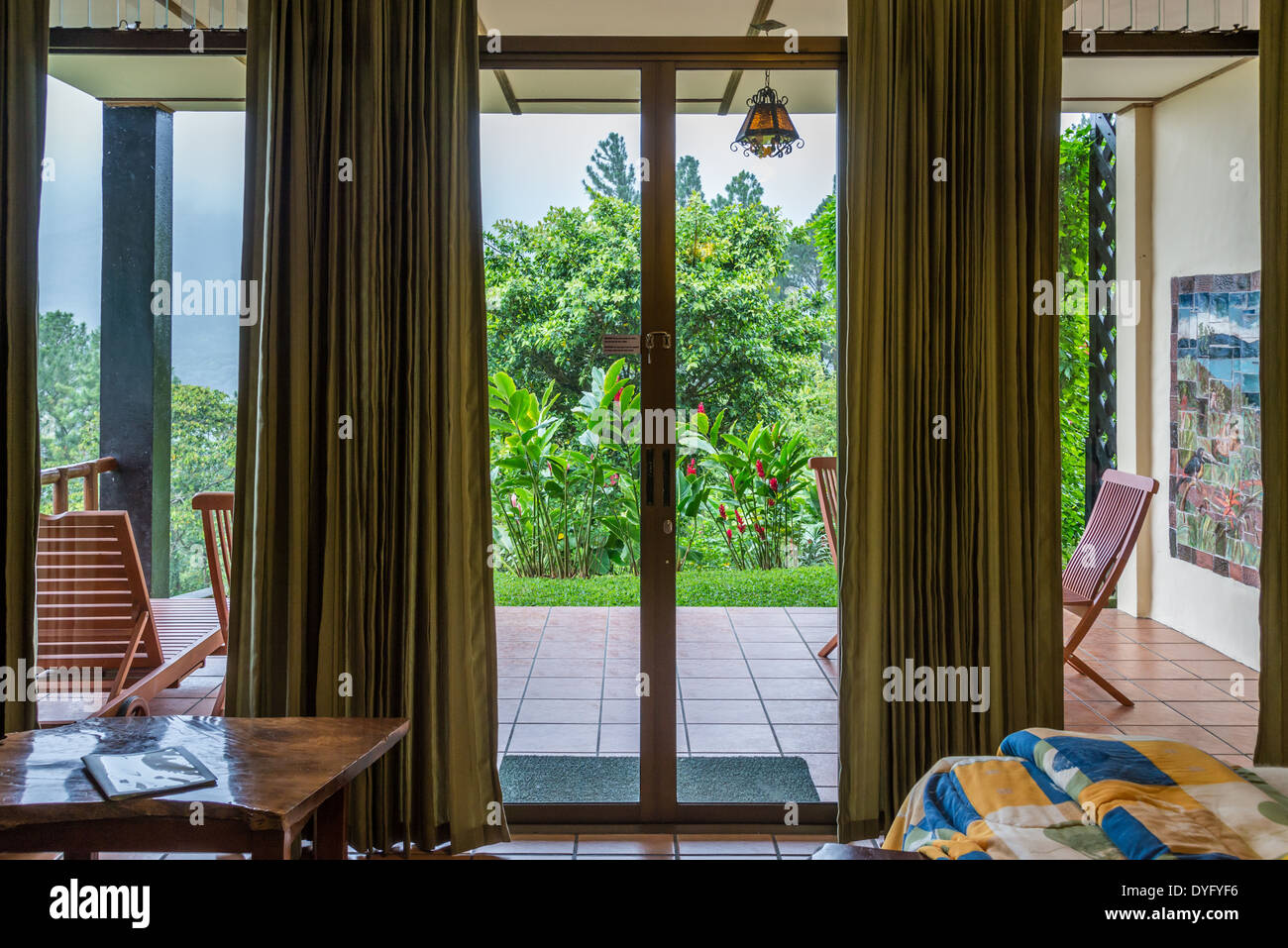 Vista del giardino da una stanza di un hotel finestra. Costa Rica. Foto Stock