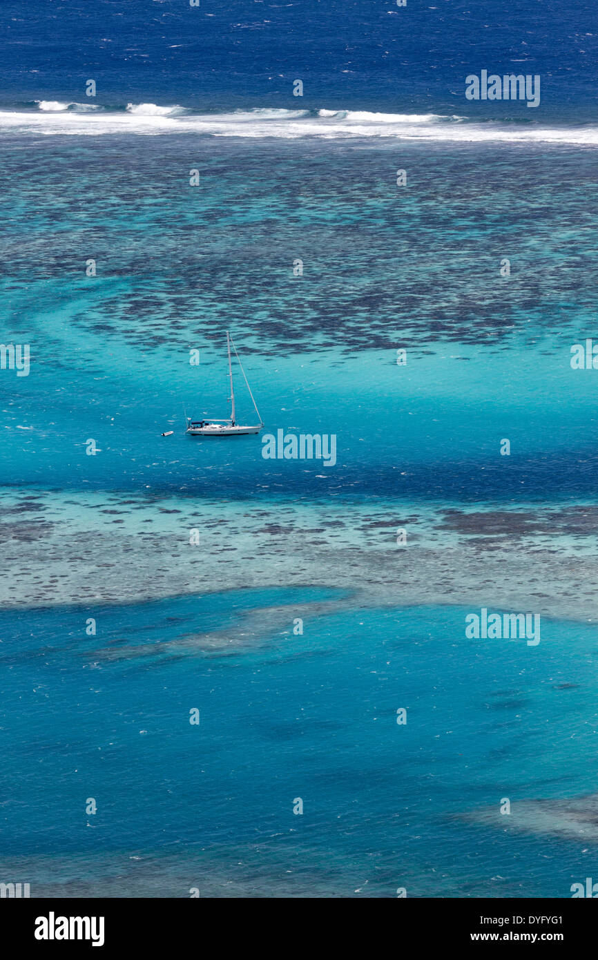 Barca a vela ancorata in una barriera corallina al largo di Moorea Polinesia Francese Foto Stock