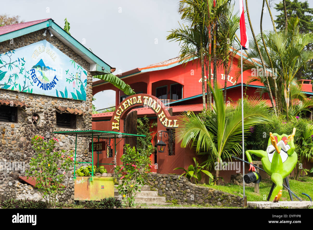 Attrazione stradale Hacienda Toad Hall. Costa Rica. Foto Stock