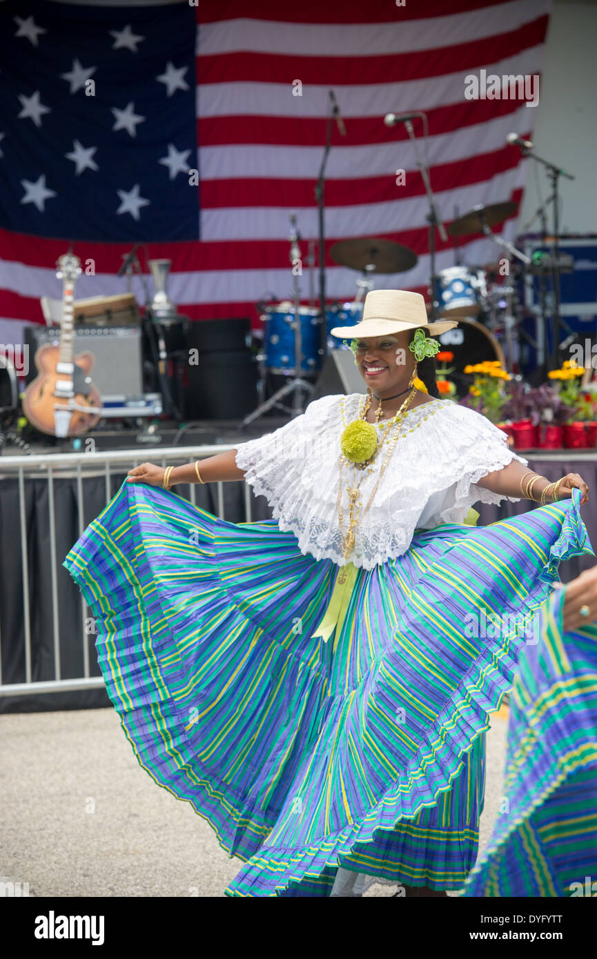 Ballerino di danza etnica con bandiera americana Artscape 2013 Foto Stock
