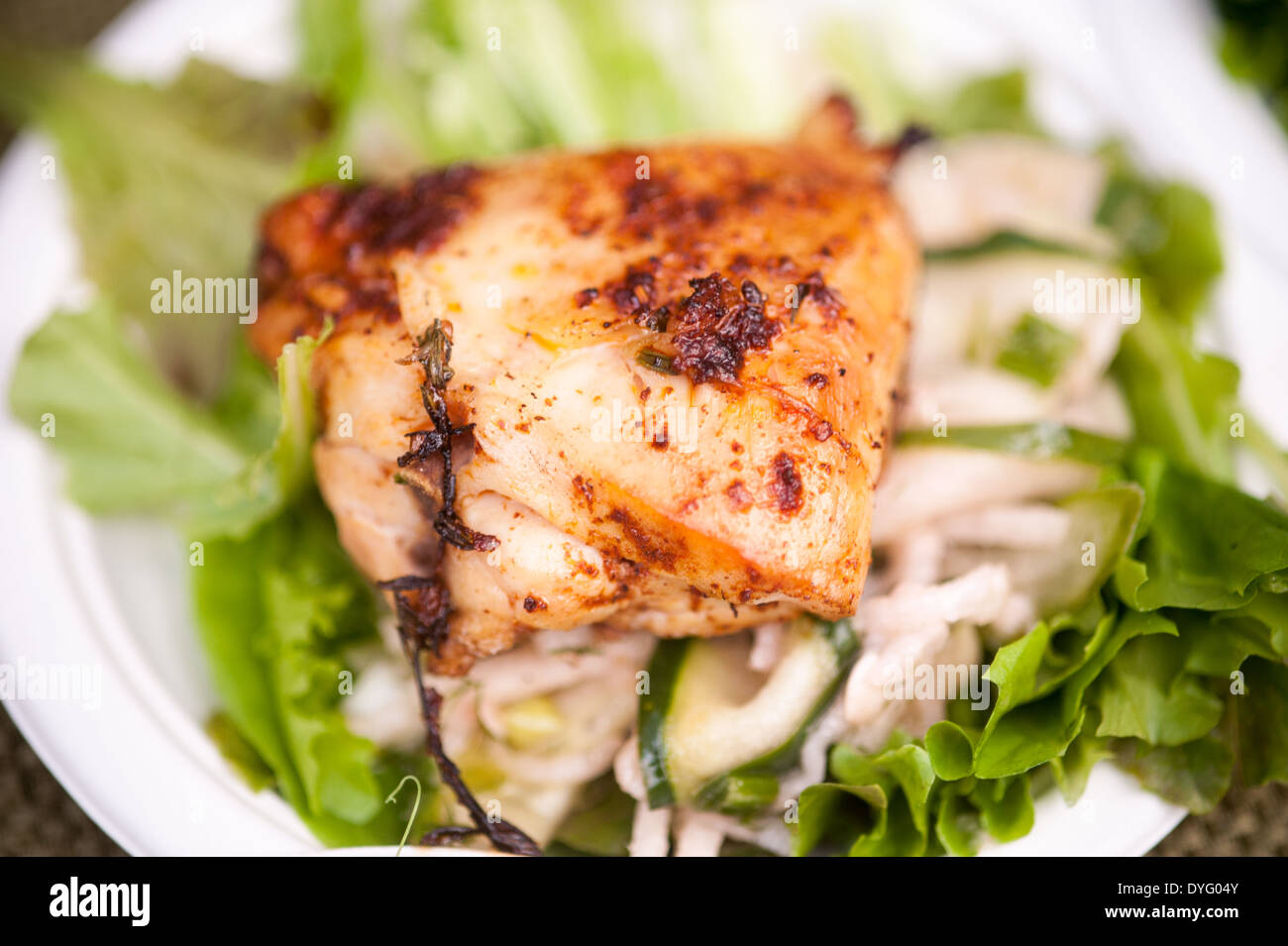 Insalata mista con carne alla griglia Foto Stock