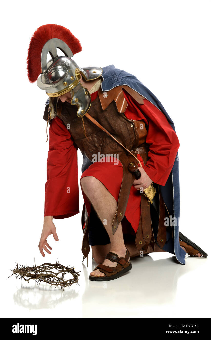 Soldato Romano raggiungendo per la corona di spine isolate su sfondo bianco Foto Stock
