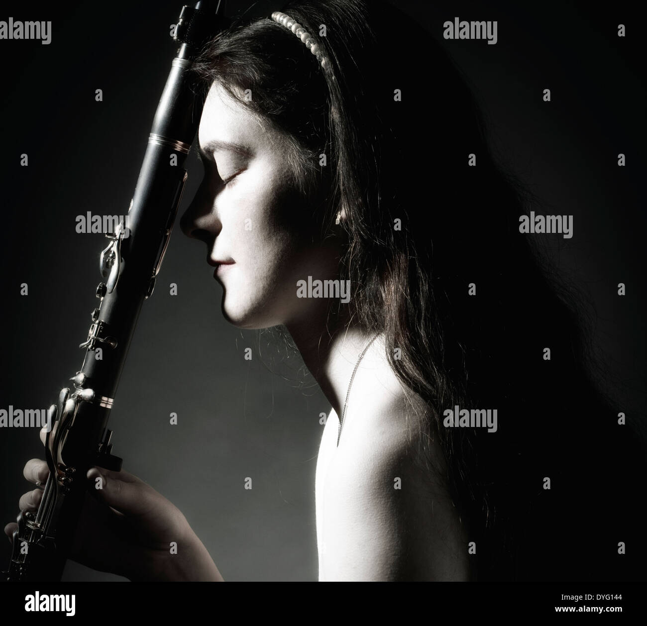 Ritratto di giovane donna musicista con clarinetto Foto Stock