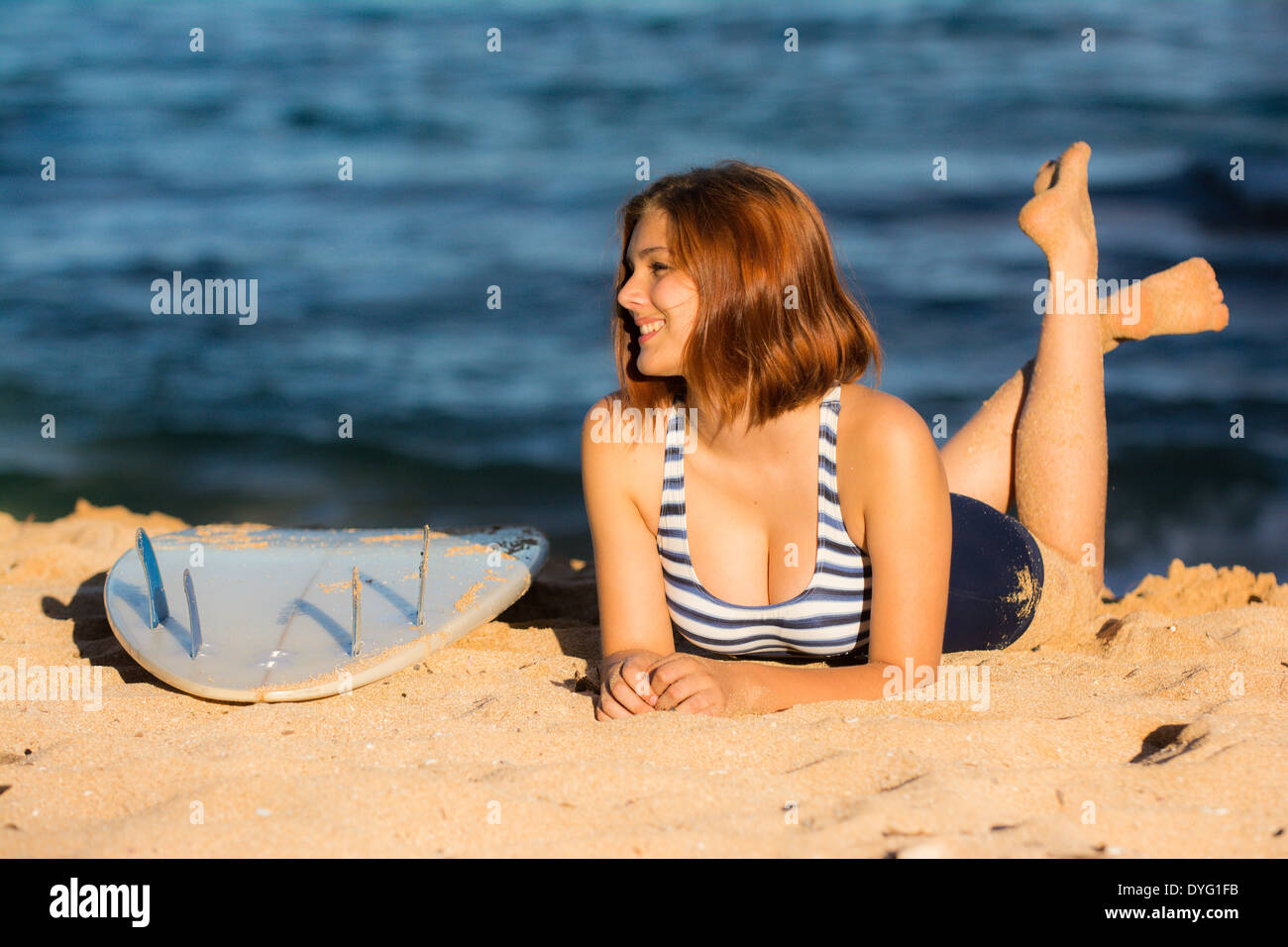 Ragazza adolescente in spiaggia Foto Stock