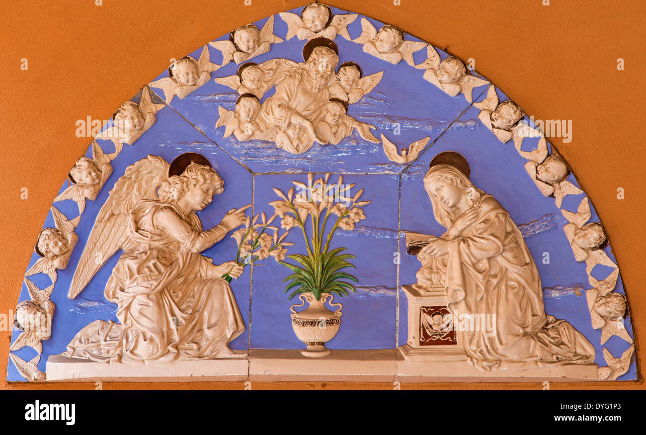 BOLOGNA, Italia - 15 Marzo 2014: Ceramica rilievo della Annunciazione scena sulla facciata della casa. Foto Stock