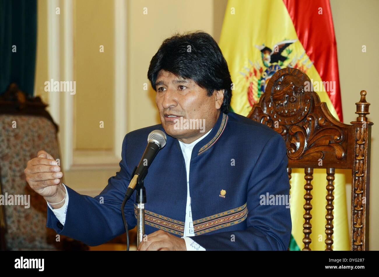 La Paz in Bolivia. Xvi Apr, 2014. Il presidente boliviano Evo Morales prende parte a una conferenza stampa presso palazzo Quemado a La Paz, Bolivia, il 16 aprile 2014. Dopo il ritorno dai Paesi Bassi, Evo Morales ha dichiarato mercoledì che egli "capisce e rispetta l' le reazioni delle autorità cilene e dei politici sulla presentazione del breve che supporta la domanda marittima presso la Corte internazionale di giustizia a negoziare un accesso al mare di Oceano Pacifico per la Bolivia. Credito: Jose Lirauze/ABI/Xinhua/Alamy Live News Foto Stock