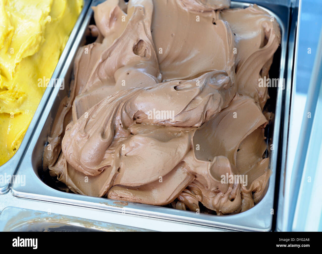 Gelato al cioccolato in un display cromato vasca Foto Stock