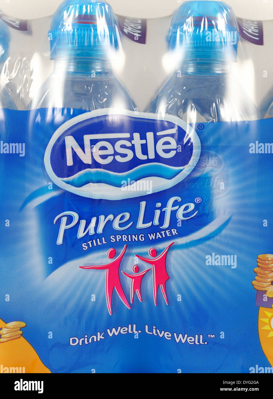 Nestle il caso di acqua in bottiglia Foto Stock