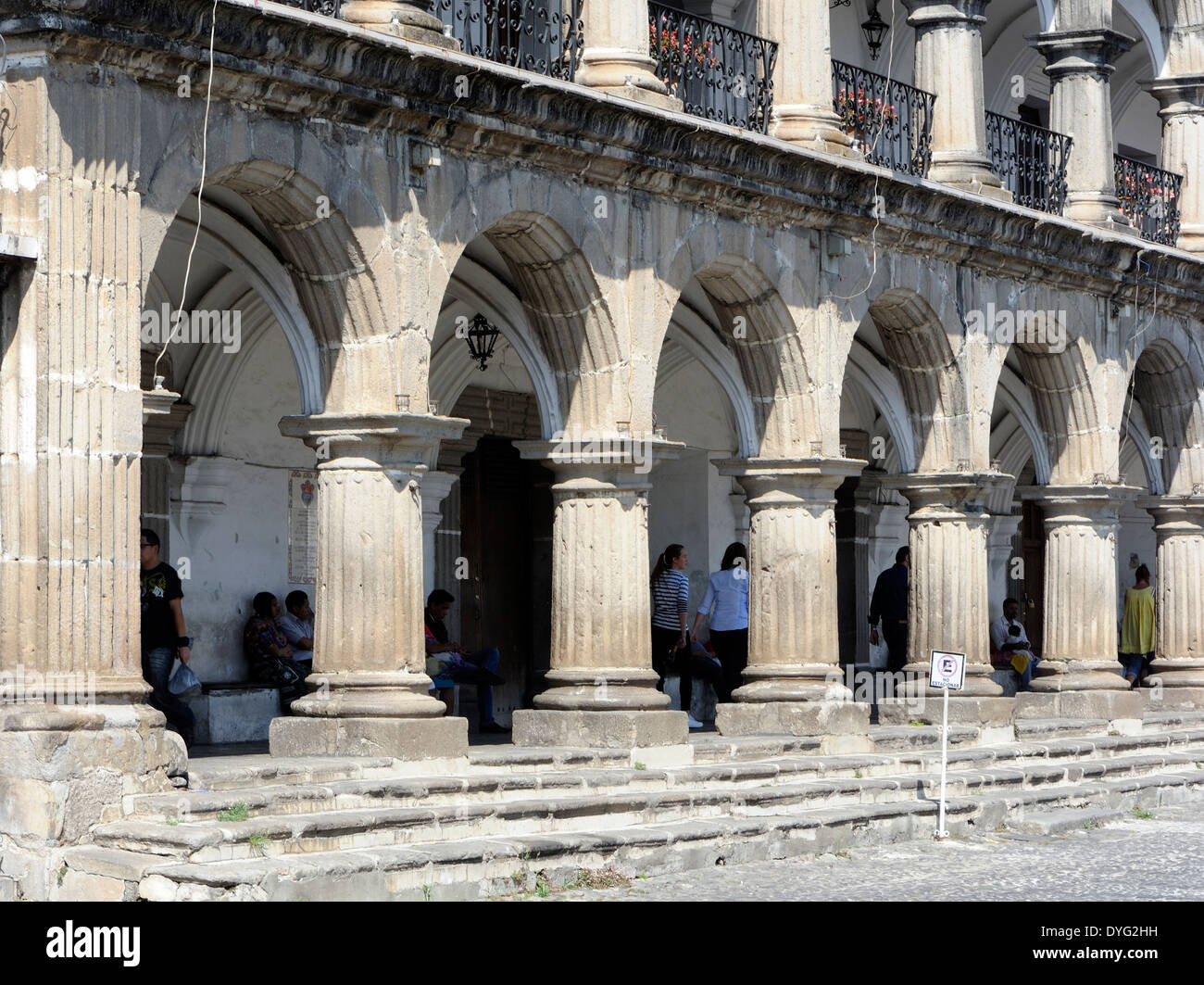 Il robusto colonnati in pietra del xviii secolo El Ayuntamiento, il municipio, l'edificio sul lato nord del Parque Central. Foto Stock