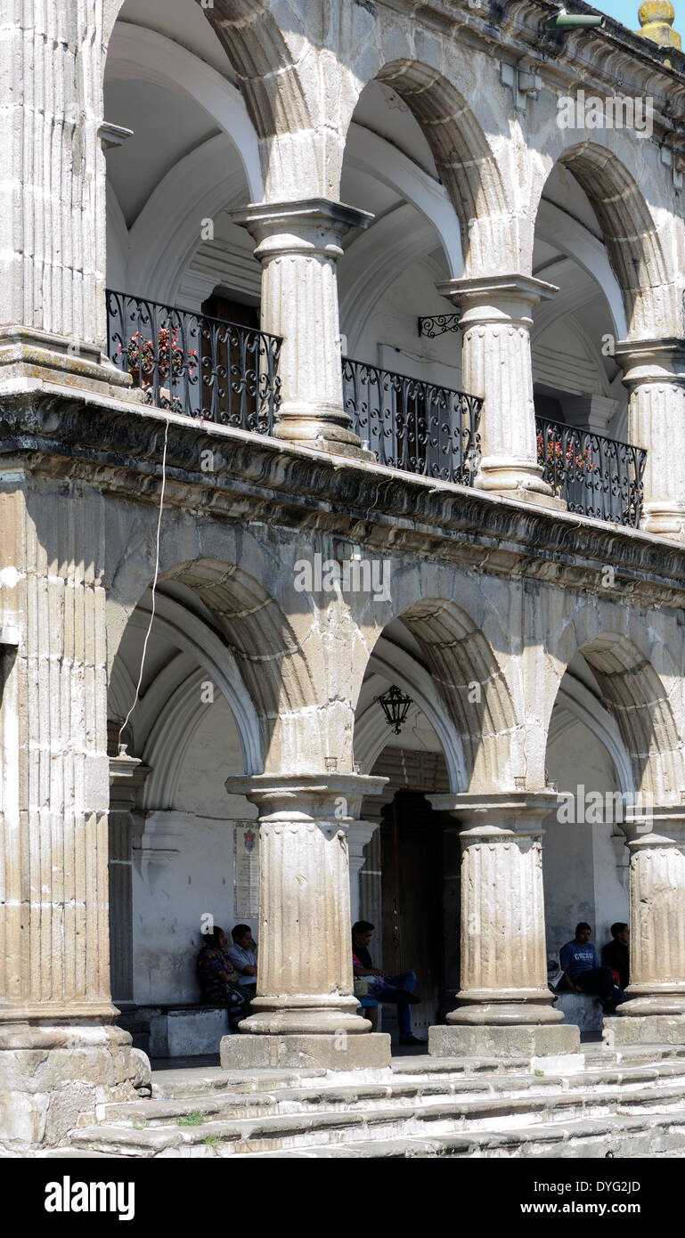Il robusto colonnati in pietra del xviii secolo El Ayuntamiento, il municipio, l'edificio sul lato nord del Parque Central. Foto Stock