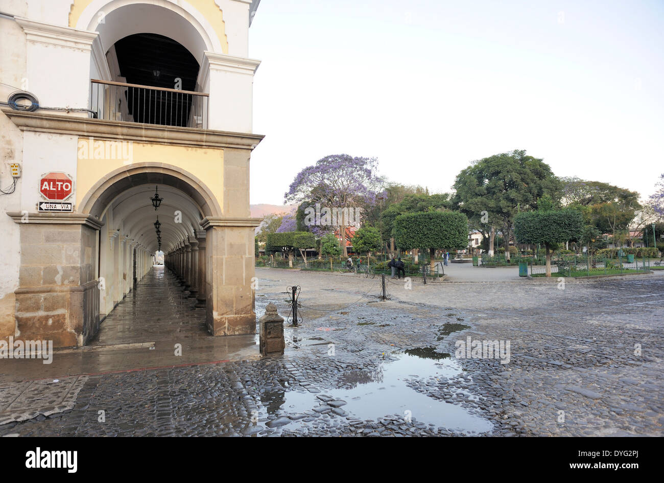 Il colonnato del xviii secolo El Ayuntamiento, il municipio, l'edificio ha ricevuto un inizio di mattina di lavaggio. Foto Stock