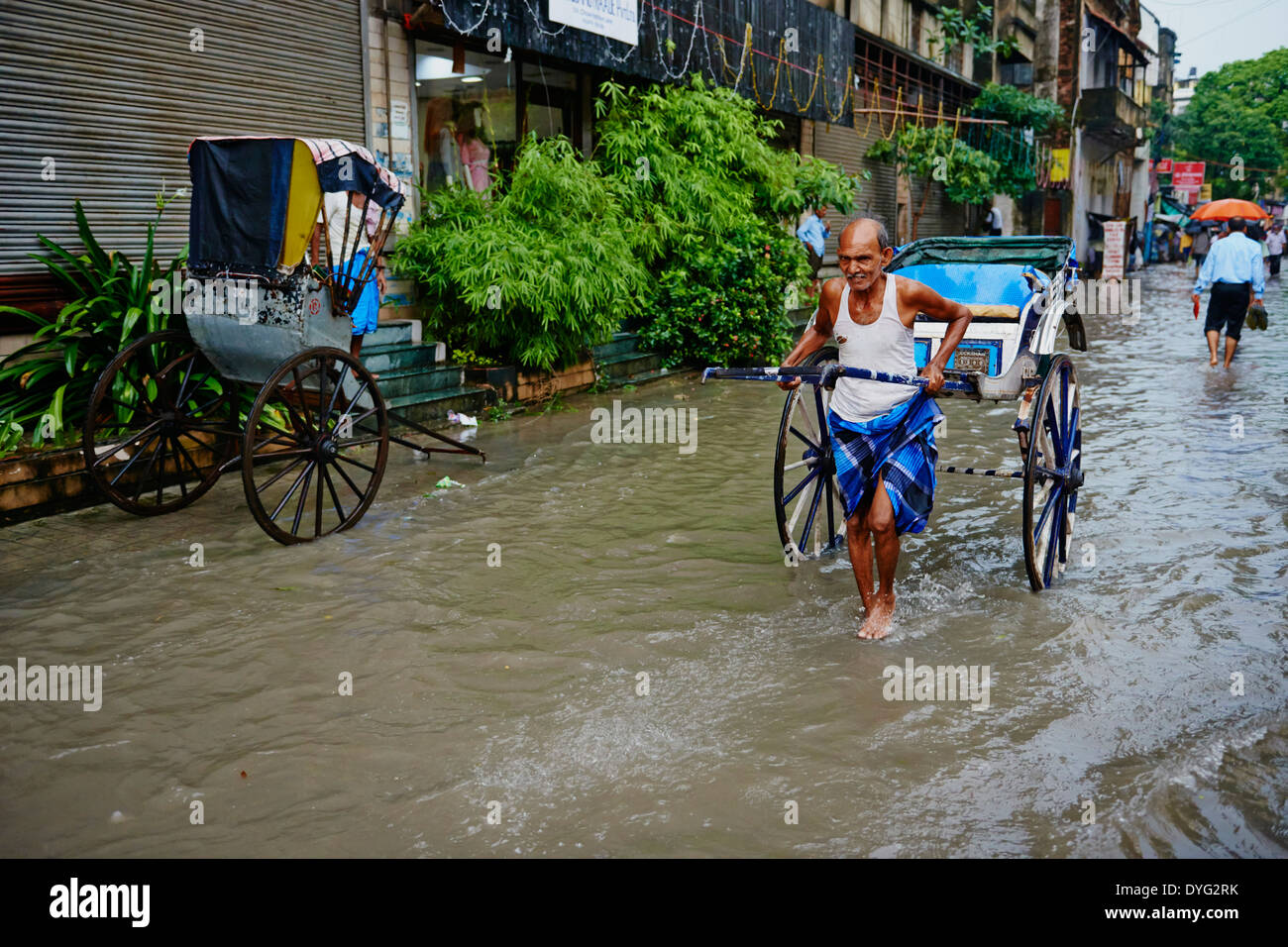 India Bengala Occidentale, Calcutta, Calcutta, l'ultimo giorno di rickshaw di Kolkata, rickshaw sulla strada Foto Stock