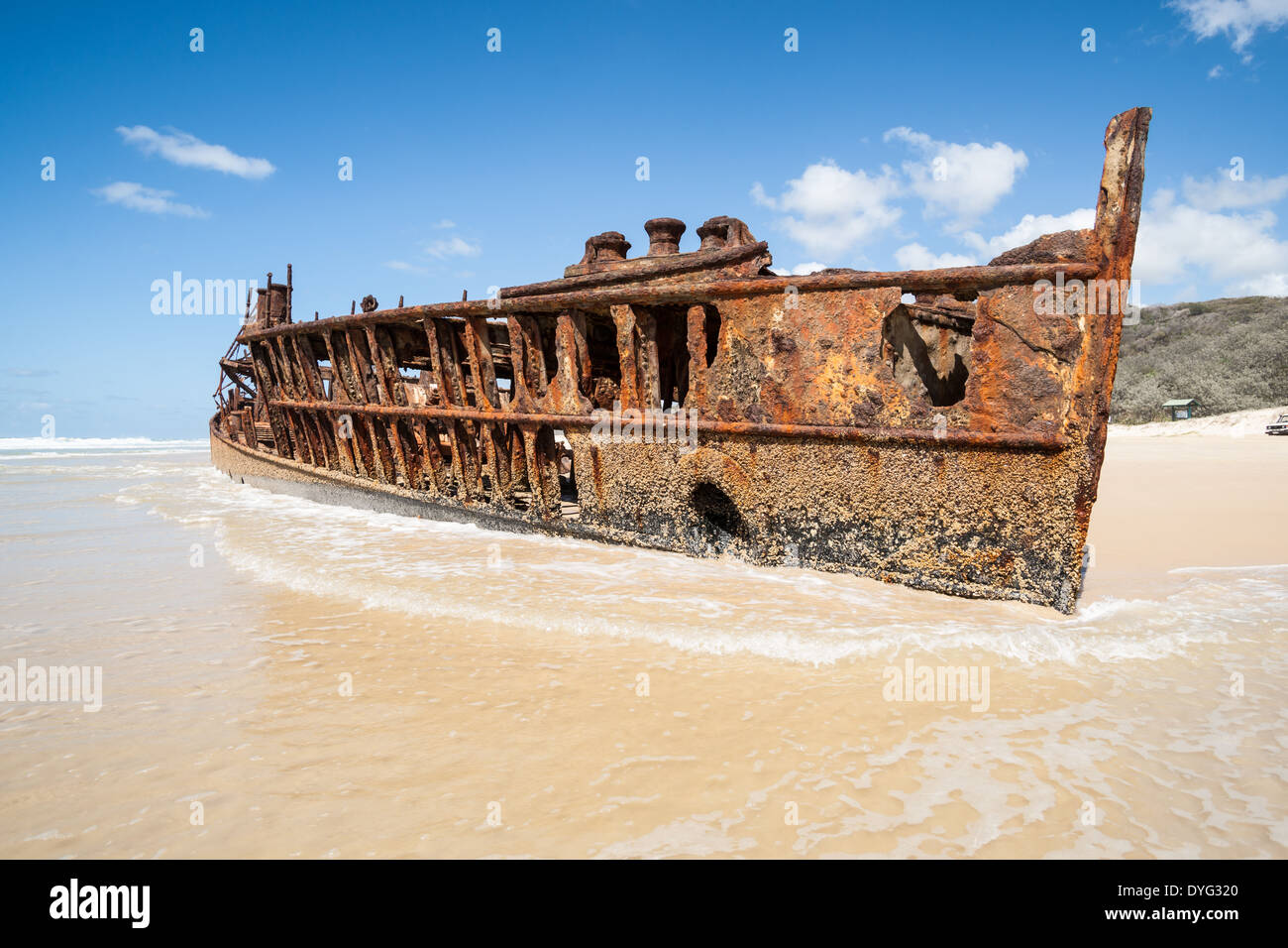 Naufragio, la Maheno, in corrispondenza della zona intercotidale sulla spiaggia dove si è lentamente arrugginimento lontano, l'Isola di Fraser, Queensland. Foto Stock