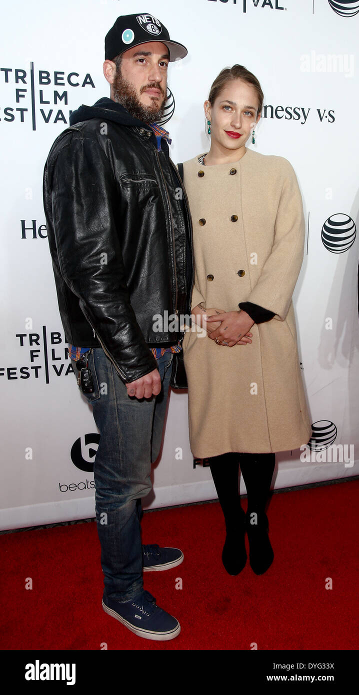 Michael Mosberg (L) e Jemina Kirke frequentare la prima mondiale di "il tempo è Illmatic' al 2014 Tribeca Film Festival. Foto Stock