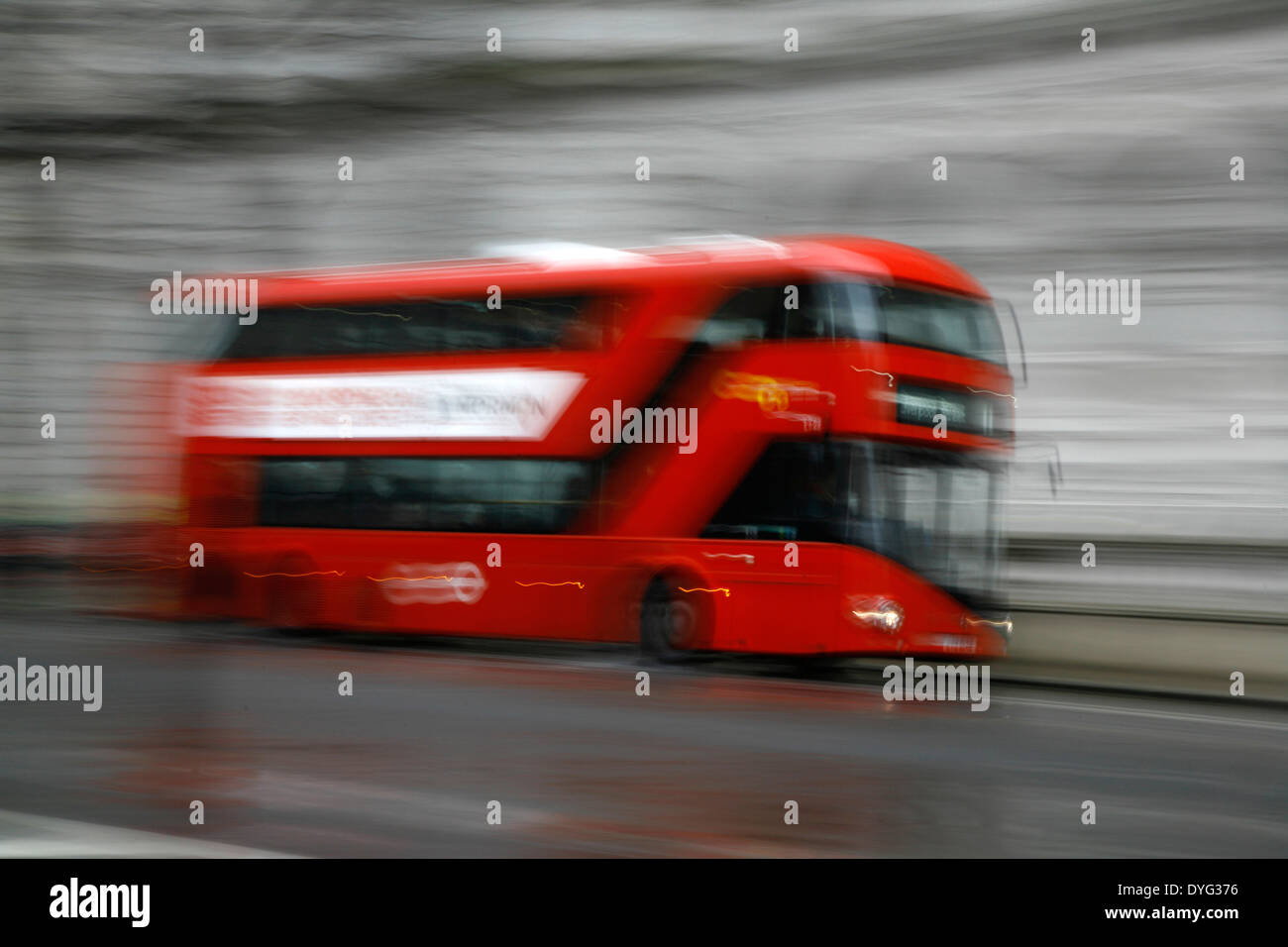 No. 11 nuovi autobus Routemaster su Whitehall, London, Regno Unito Foto Stock