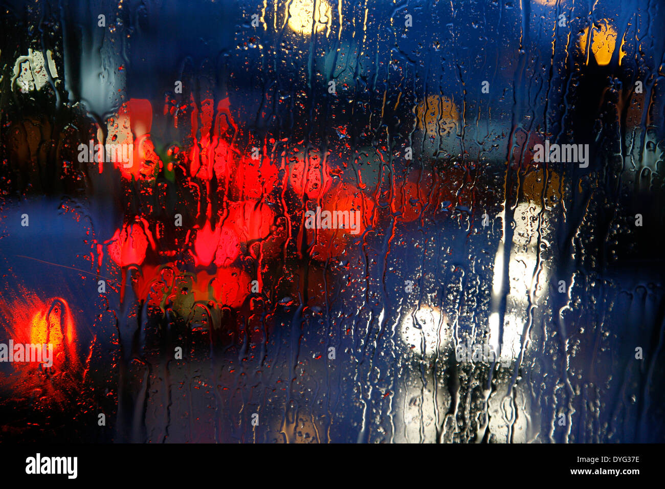 Vista attraverso la pioggia-sporca finestra dell'autobus numero 14 per il traffico su una piovosa Fulham Road, Fulham, Londra, Regno Unito Foto Stock