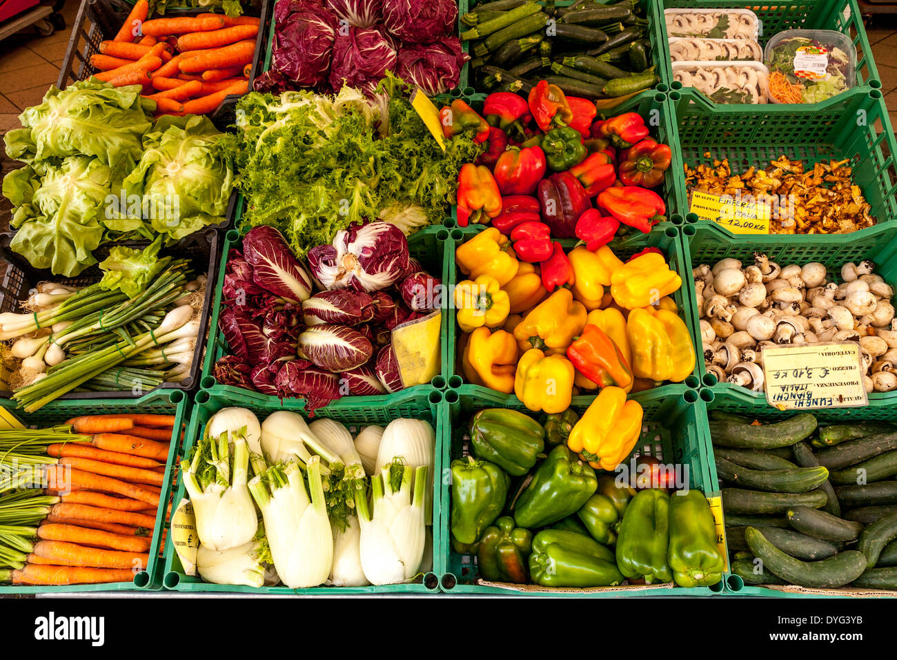 Ortaggi freschi per la vendita, Bardolino, Lago di Garda, Veneto, Italia Foto Stock