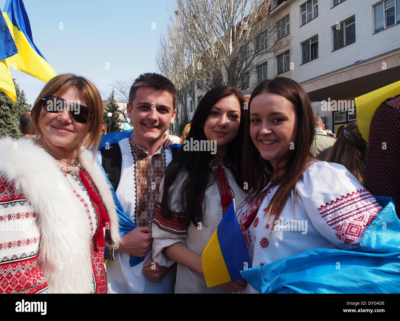 Luhansk, Ucraina. Il 17 aprile, 2014. gioventù in ucraino costume nazionale durante il rally " per il Regno Ucraina' Credit: Igor Golovnov/Alamy Live News Foto Stock