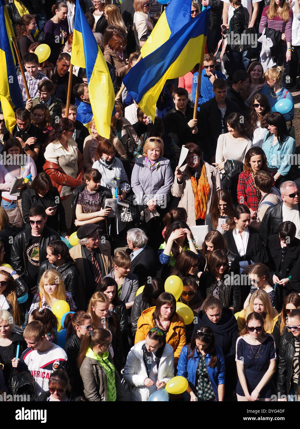 Luhansk, Ucraina. Il 17 aprile, 2014. antenna ingrandirle del rally " per il Regno Ucraina' Credit: Igor Golovnov/Alamy Live News Foto Stock
