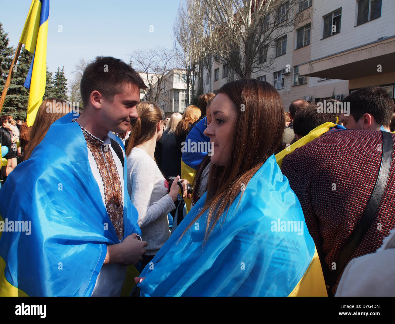 Luhansk, Ucraina. Il 17 aprile, 2014. gioventù in ucraino costume nazionale durante il rally " per il Regno Ucraina' Credit: Igor Golovnov/Alamy Live News Foto Stock