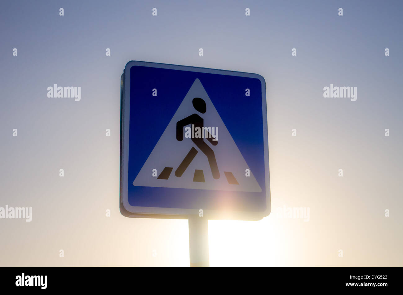 Cartello blu sul passaggio pedonale immagini e fotografie stock ad alta ...