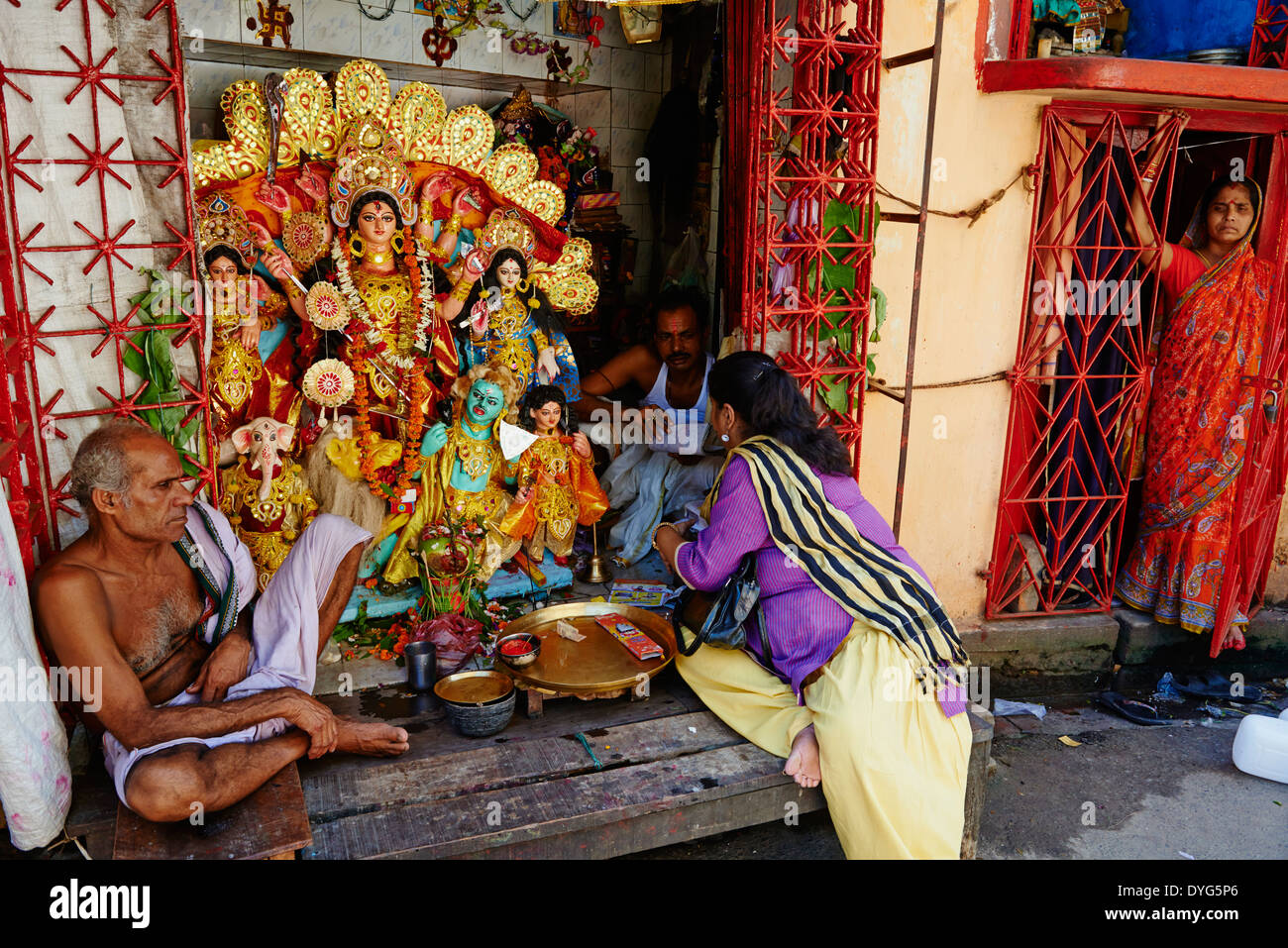 India Bengala Occidentale, Calcutta, Calcutta, per Durga Puja festival più di 2000 Pandals (temporaneo templi) sono costruire Foto Stock