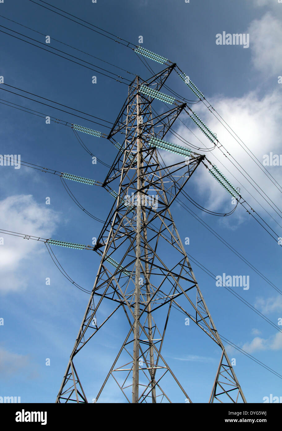 Un traliccio di elettricità contro un cielo blu. Foto Stock