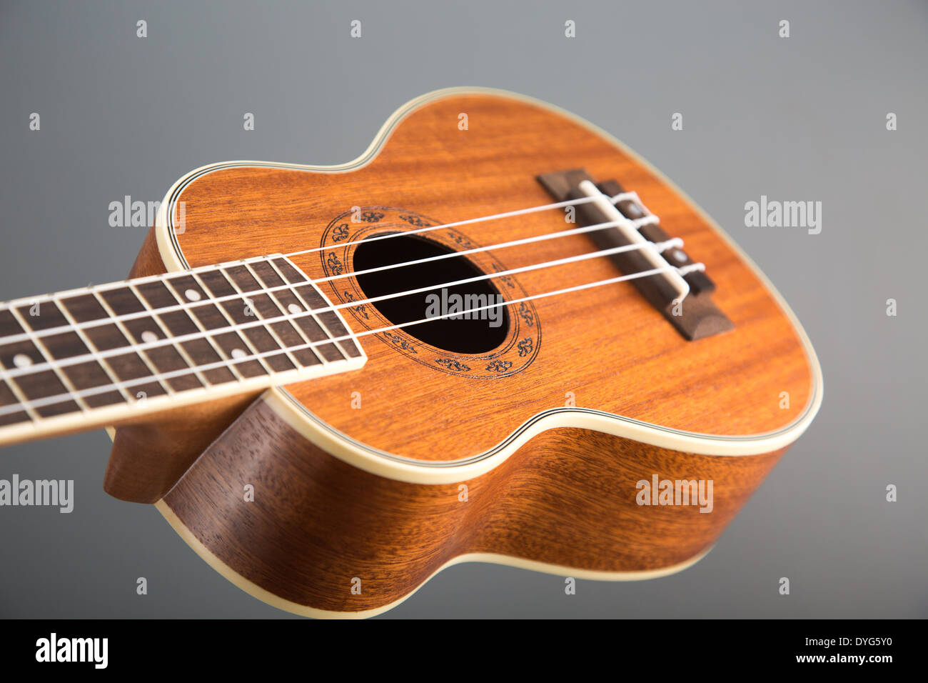 Close-up shot di classic ukulele chitarra, messa a fuoco selettiva su pattern Foto Stock Close-up shot di classic ukulele chitarra, messa a fuoco selettiva su pattern Foto Stock