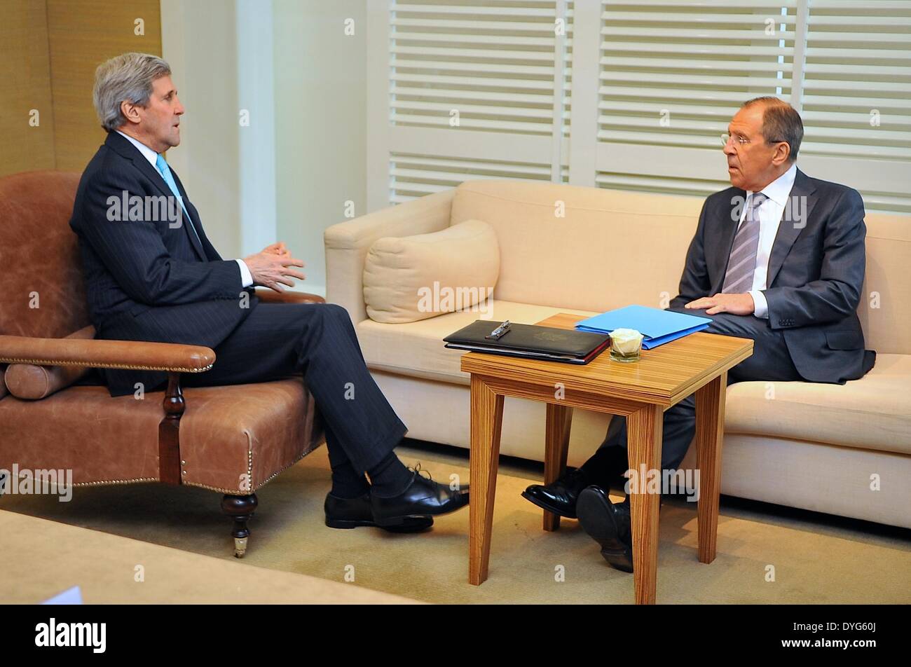 Ginevra. Xvii Apr, 2014. Stati Uniti Il segretario di Stato John Kerry (L) e il ministro degli affari esteri russo Sergei Lavrov tenere colloqui bilaterali prima di colloqui su Ucraina a Ginevra, in Svizzera, il 17 aprile 2014. L'Unione europea, Russia, Stati Uniti e Ucraina ha iniziato qui giovedì una finestra di dialogo per cercare dei modi per gestire on-going tensioni in questo paese dell'Europa orientale. Credito: Xinhua/Alamy Live News Foto Stock