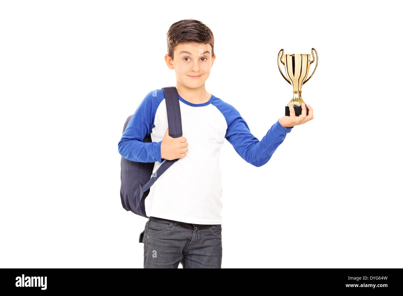 Ragazzo con zaino tenendo un trofeo Foto Stock