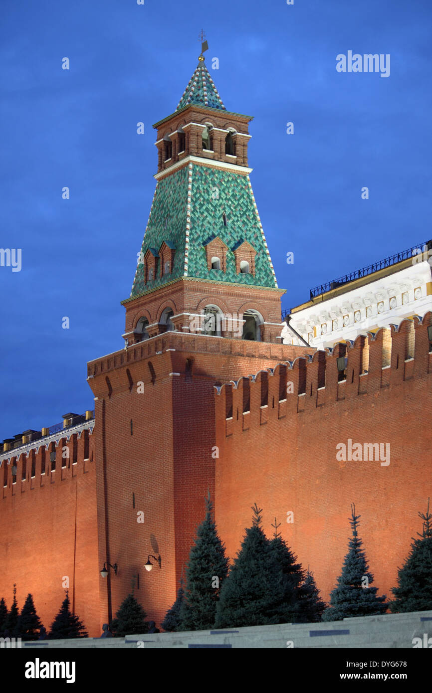 Torre Senatskaja nel Cremlino di Mosca di notte Foto Stock